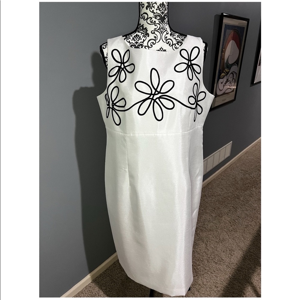 Kasper white dress with black flowers